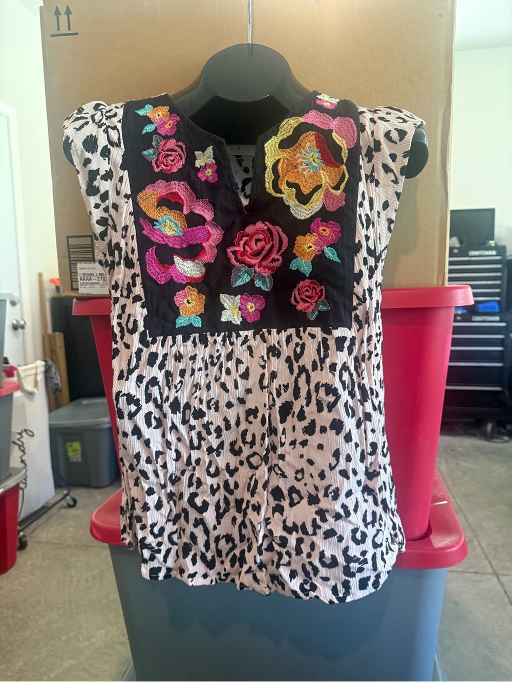 Floral Embroidered Leopard Print Sleeveless Top - Black & White mp51
